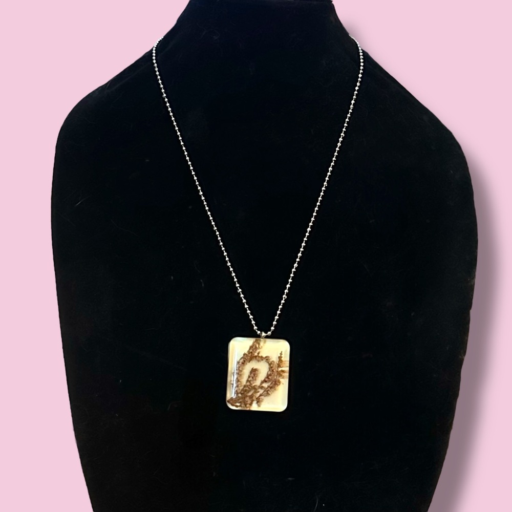 Vintage resin dried flower pendant necklace
